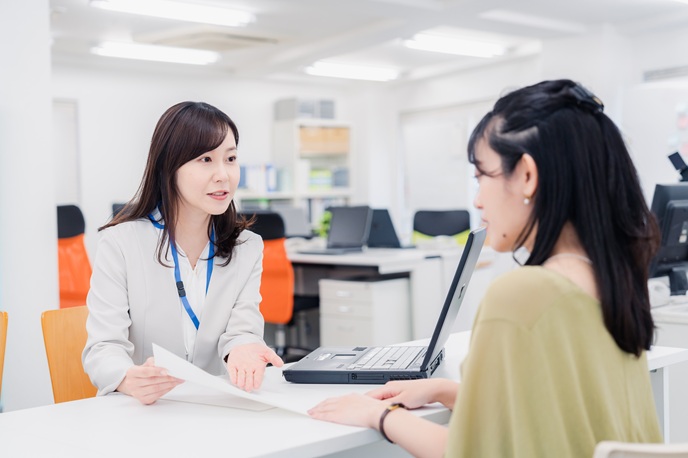相談窓口で相談者に対応するビジネスパーソン