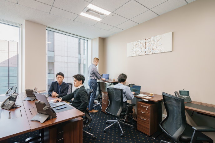 オフィスで仕事してる人