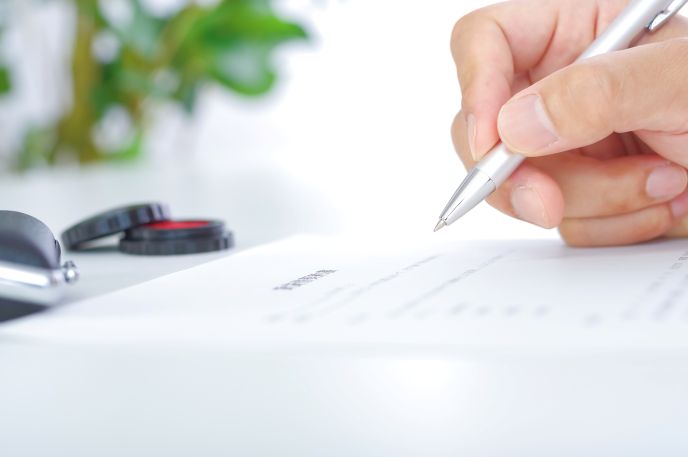 法人設立の手続きを進める個人事業主の様子