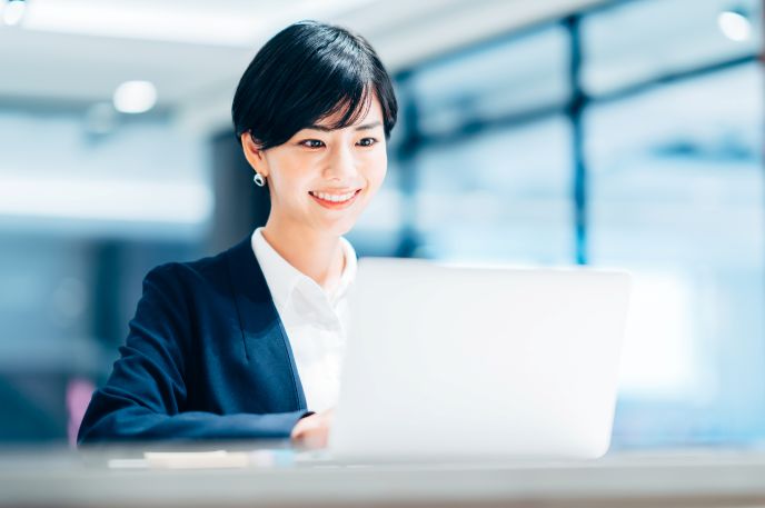 法人化のメリットを調べる女性個人事業主