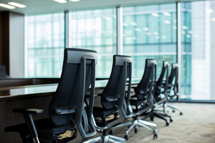 サーブコープの会議室で法人設立の商談を行うビジネスパーソン