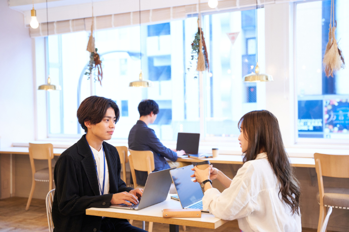 ワークスペースで働いてる従業員