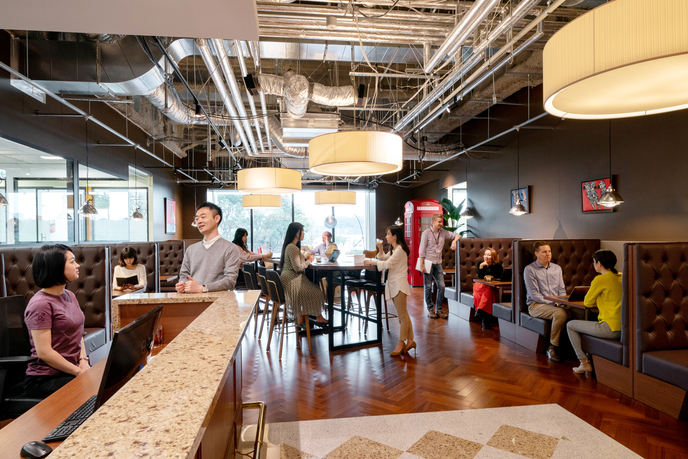 コワーキングスペースで働いてる従業員