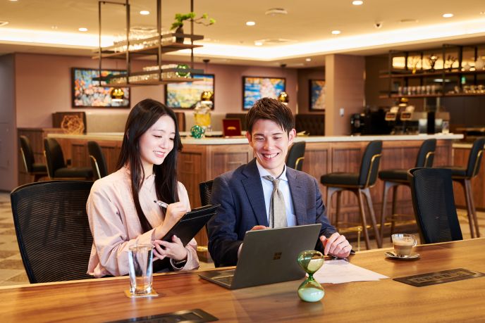 独立開業のため打ち合わせるビジネスパーソン