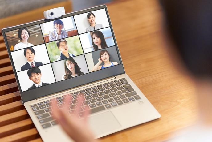 オンライン会議に参加するリモートワーカー