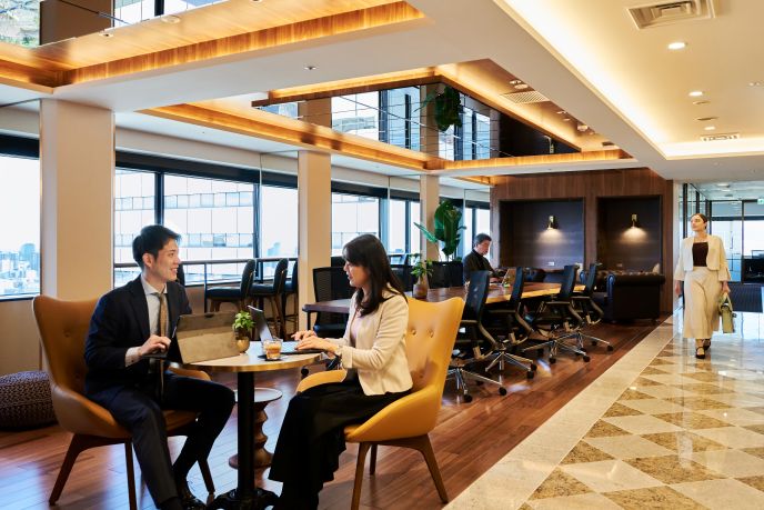 独立開業について相談するビジネスシーン