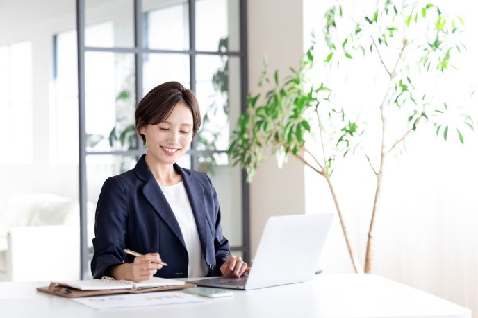 集中して仕事をする女性