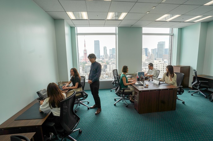 オフィスで働いている人