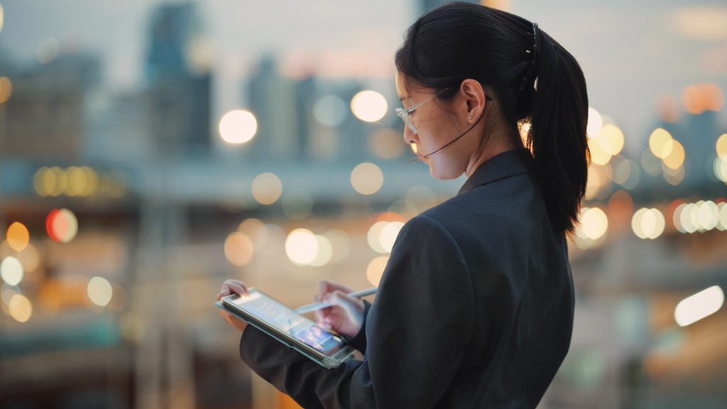 接続を確認する女性