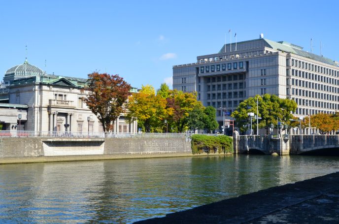 大阪の基幹道路・御堂筋沿いに位置する淀屋橋の外観