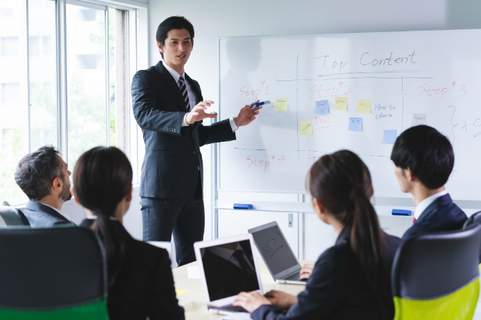 ミーティング中の従業員