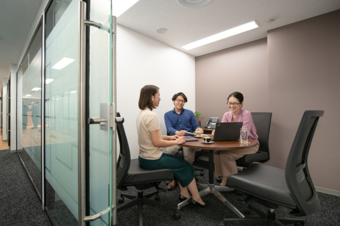 シェアオフィスにいる従業員