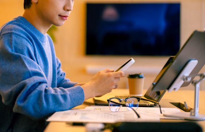 個人事業主としての開業準備を進めるビジネスパーソン
