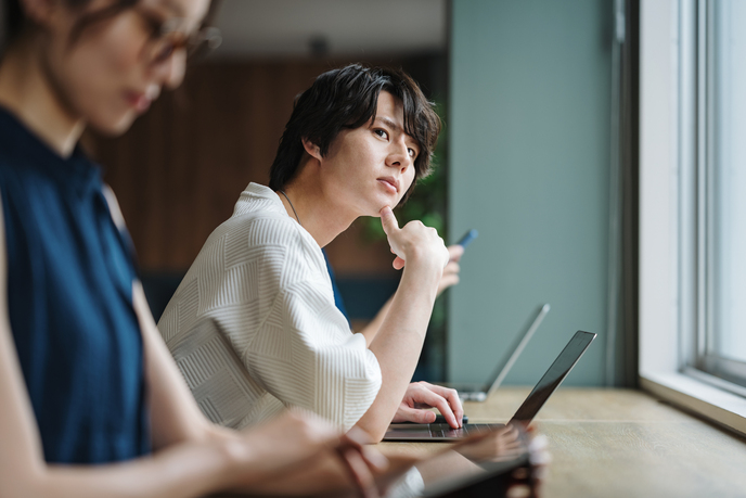 バーチャルオフィスとレンタルオフィスの違いを考える男性