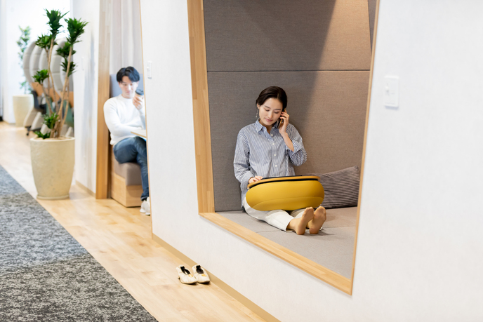 コワーキングスペースで通話をしている従業員