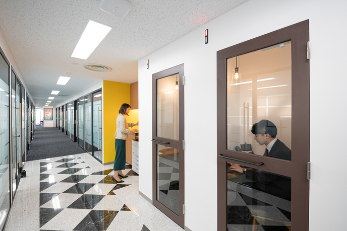 コワーキングスペースでWEB会議に参加している従業員