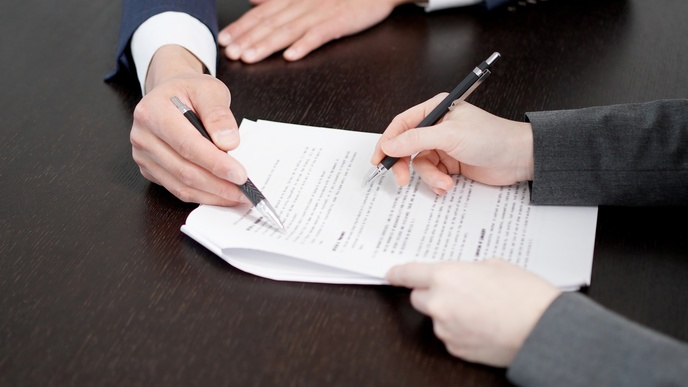 契約書を確認している様子