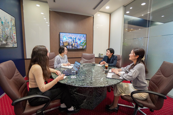 会議中の従業員