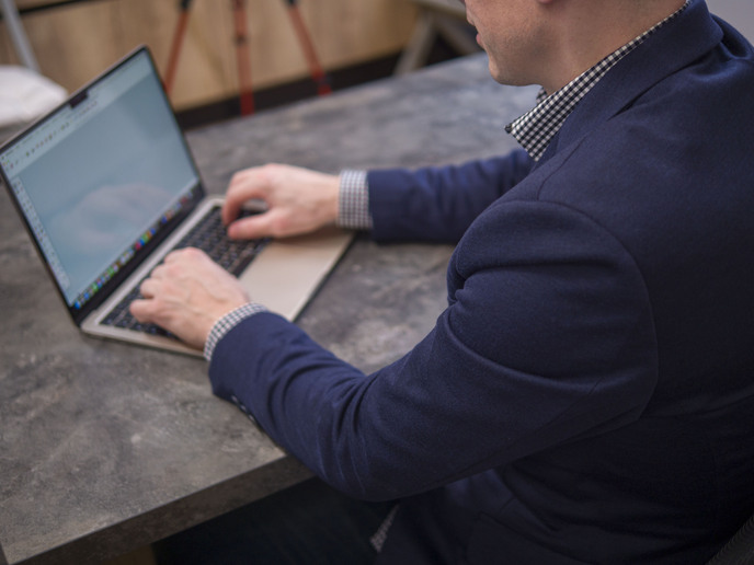 Windows 11への移行をしてる男性