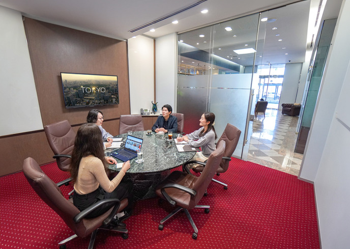 完全設備の会議室