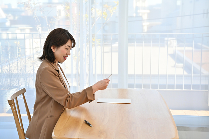暑中見舞い用はがきと女性