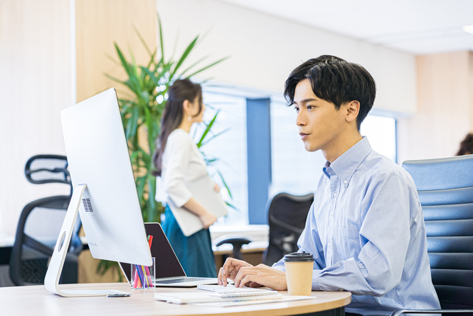 男性のオフィスワーカー
