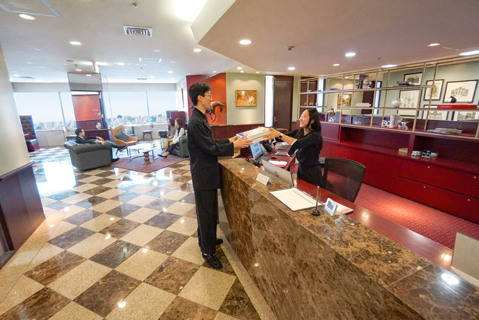 恵比寿ガーデンプレイスタワーの郵便サービスの利用者とバイリンガル秘書