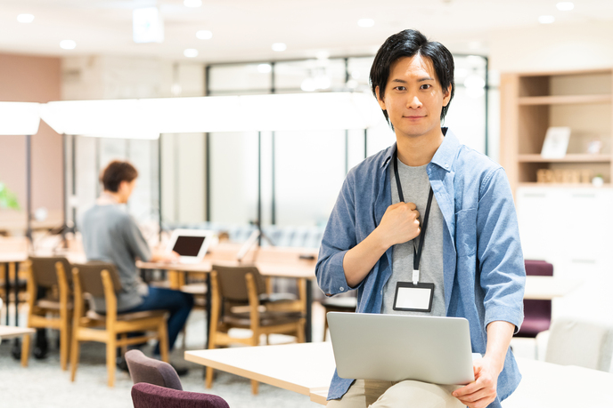 コワーキングスペースで企業を検討している男性