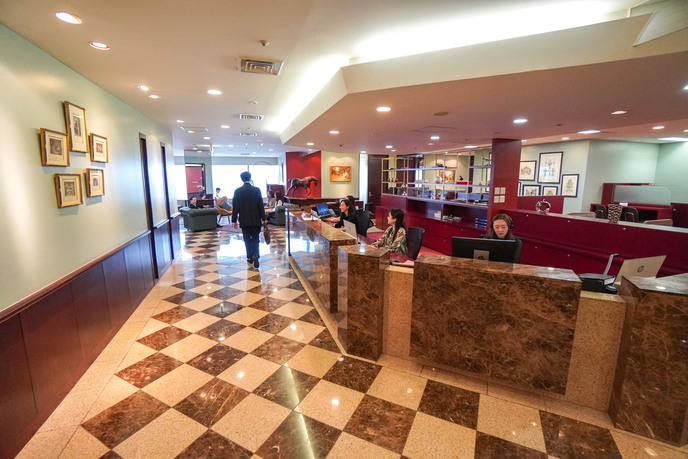 サーブコープ恵比寿ガーデンプレイスタワーのプレミアムコワーキングラウンジと受付