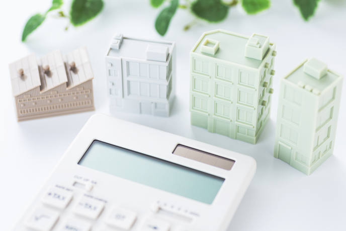 電卓を使ってオフィス賃料の上昇を比較するイメージ