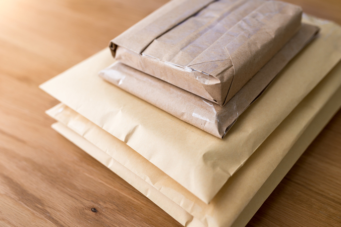 郵便物が重なっている画像