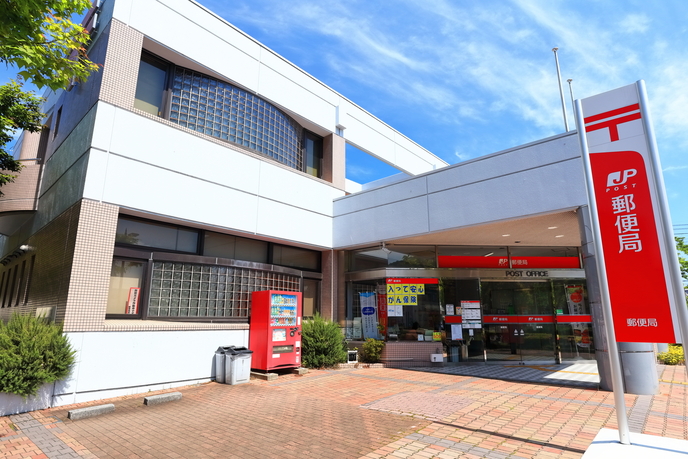 遠めの郵便局の画像
