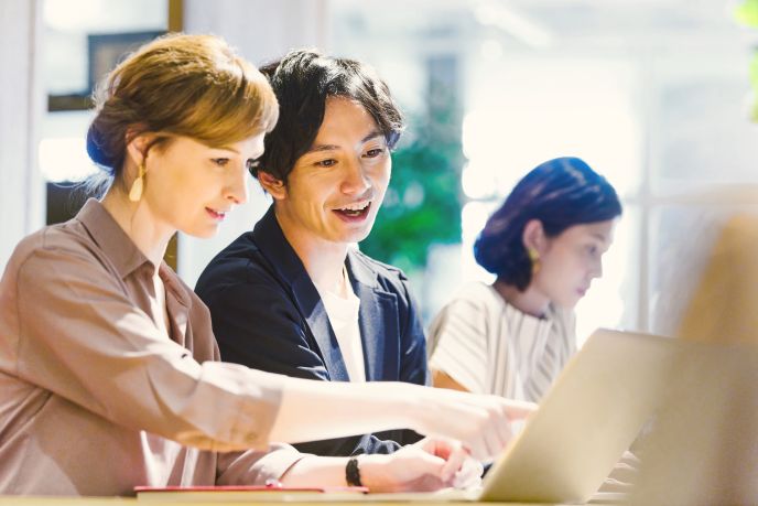 外国人が経営管理ビザを利用して日本国内で活躍するイメージ