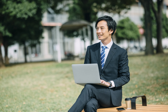 地方在住の男性が講演でパソコンを使い、ハイブリッドワークをしている様子