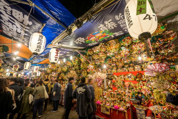 新宿の「花園神社」で毎年11月に開催される酉の市の様子