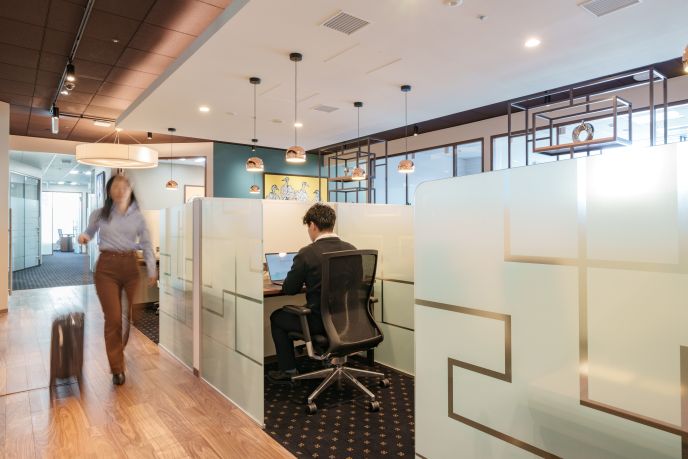 サーブコープ、エニシオ名駅のプレミアムホットデスクを利用している起業家の様子