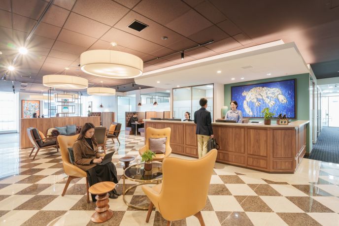 サーブコープ、名古屋エニシオ名駅16階拠点のプレミアムラウンジと受付対応をするバイリンガル秘書