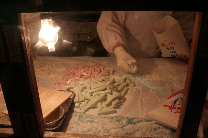 黄金餅、その名の通り金運アップを願う縁起物を作っている様子