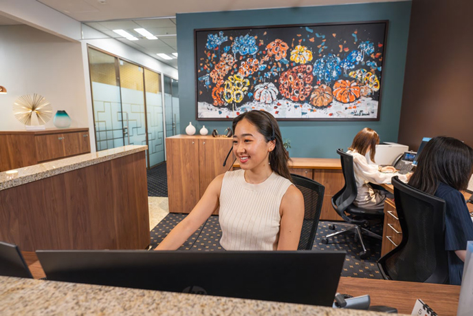 電話対応を行うレセプショニスト