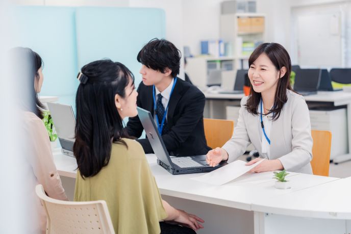 営業活動や顧客対応に特化した小規模のサテライトオフィスを利用するビジネスパーソン