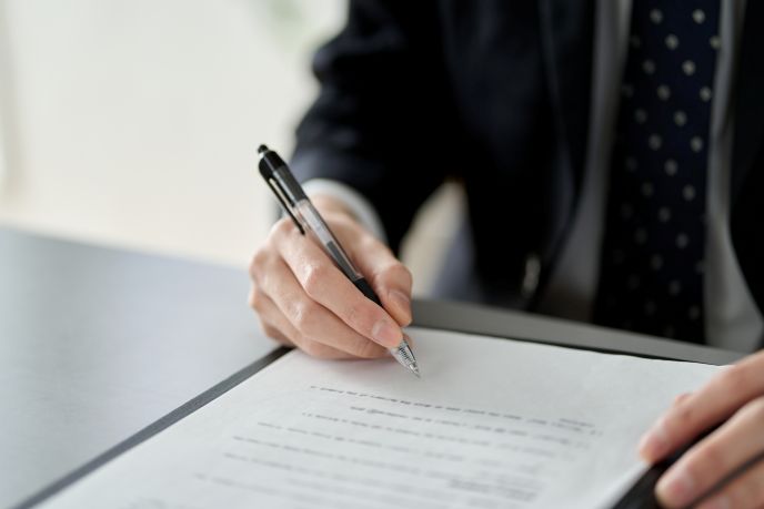 会社謄本の記入を行っている個人事業主の様子