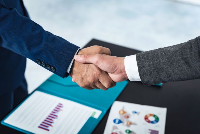 会社謄本がさまざまなシーンで円滑に契約を進めている様子