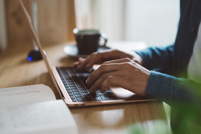 自宅を事務所として利用する個人事業主やフリーランスの様子