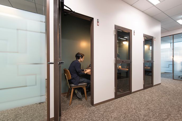 サーブコープ、YANMAR TOKYOの防音対策された電話ブース