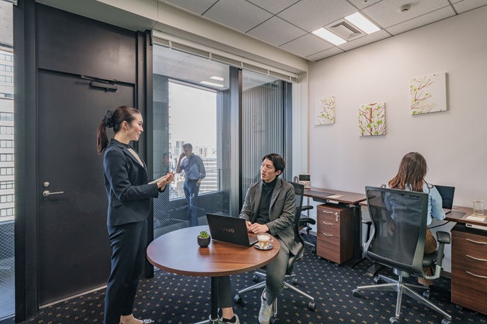 サーブコープ、名古屋エニシオ名駅の完全完備のレンタルオフィスを利用しているビジネスパーソン