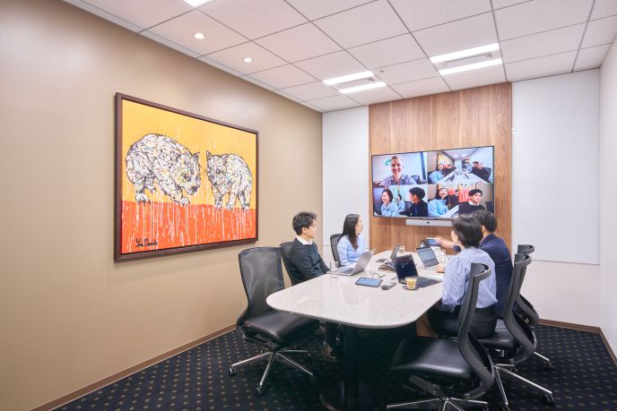 サーブコープエニシオ名駅の高級感ある貸会議室で会議やセミナーを行う様子