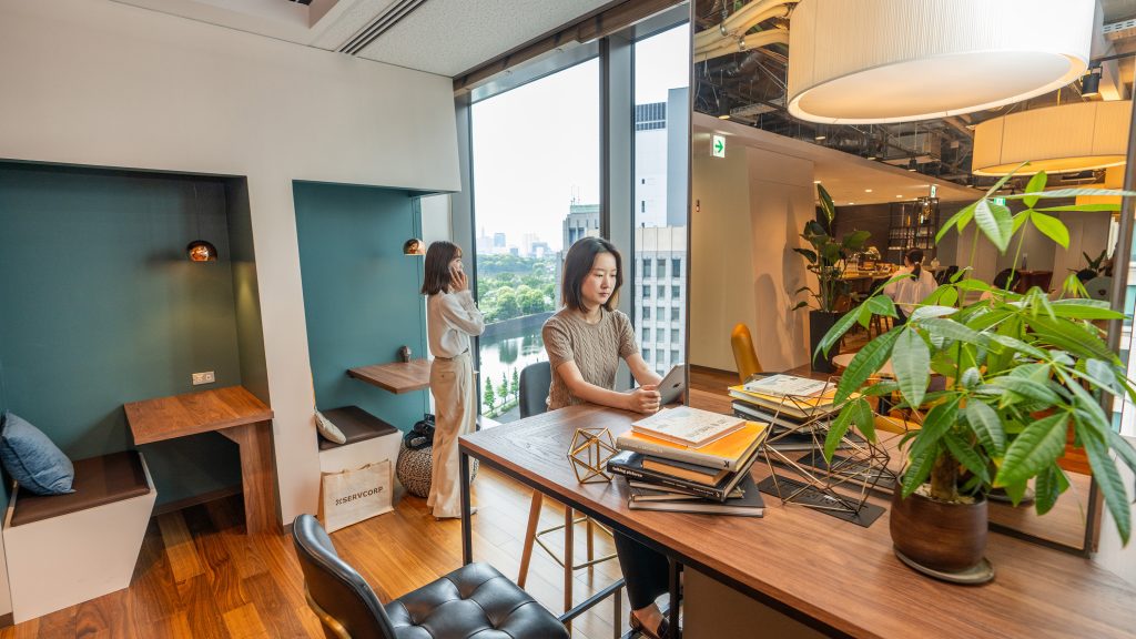 サーブコープ、東宝日比谷プロムナードでコワーキングスペースを利用するビジネスパーソン
