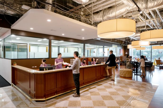 サーブコープ、丸の内二重橋ビルの受付対応を利用しているイメージ