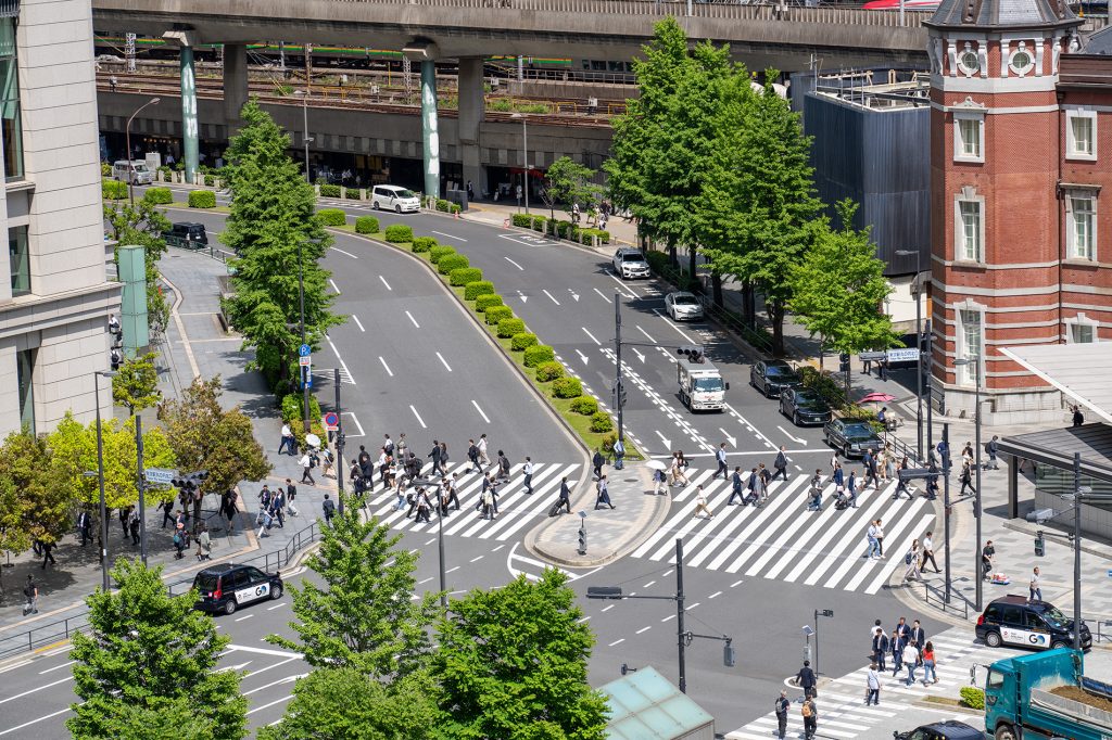 丸の内・日本橋の一等地で、ビジネスパーソンが行き交う活気あるビジネス街の風景。