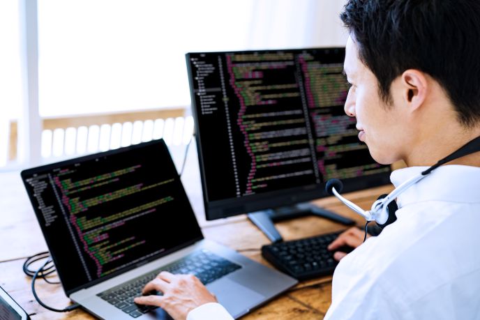 AIビジネスをシステム開発やマーケティングに活用している様子